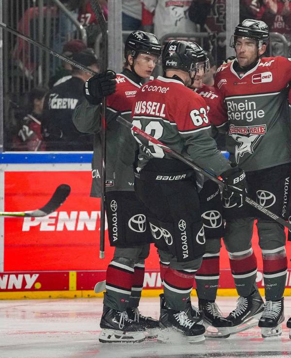 Das Team der Kölner Haie steht zusammen.