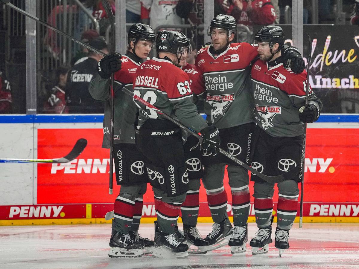 Das Team der Kölner Haie steht zusammen.