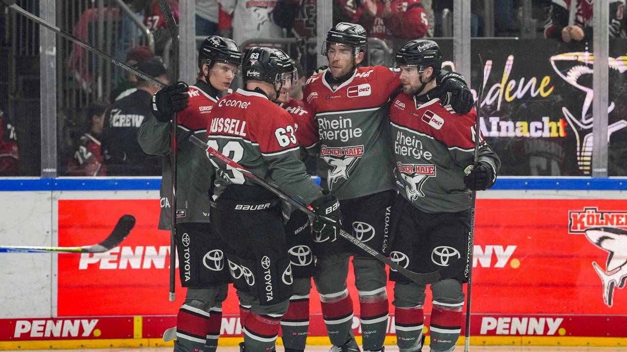 Das Team der Kölner Haie steht zusammen.