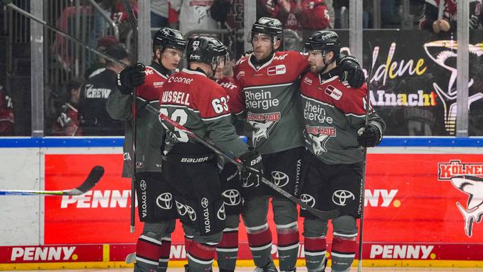 Das Team der Kölner Haie steht zusammen.