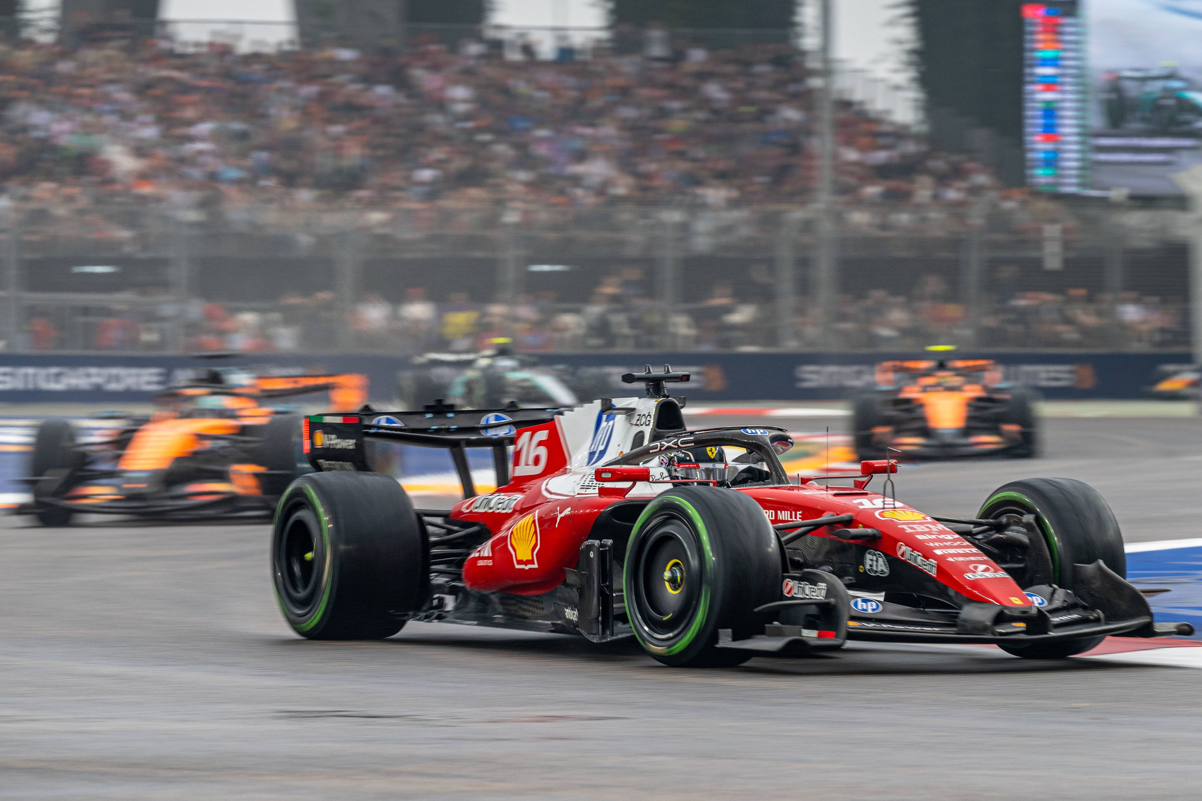 Charles Leclerc in seinem Ferrari beim Singapore Grand Prix.