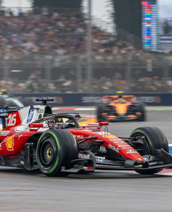 Charles Leclerc in seinem Ferrari beim Singapore Grand Prix.