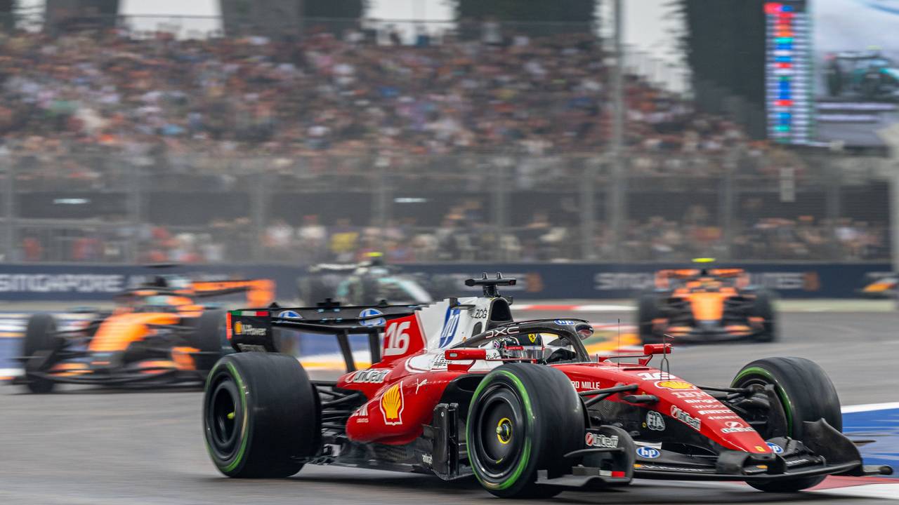 Charles Leclerc in seinem Ferrari beim Singapore Grand Prix.