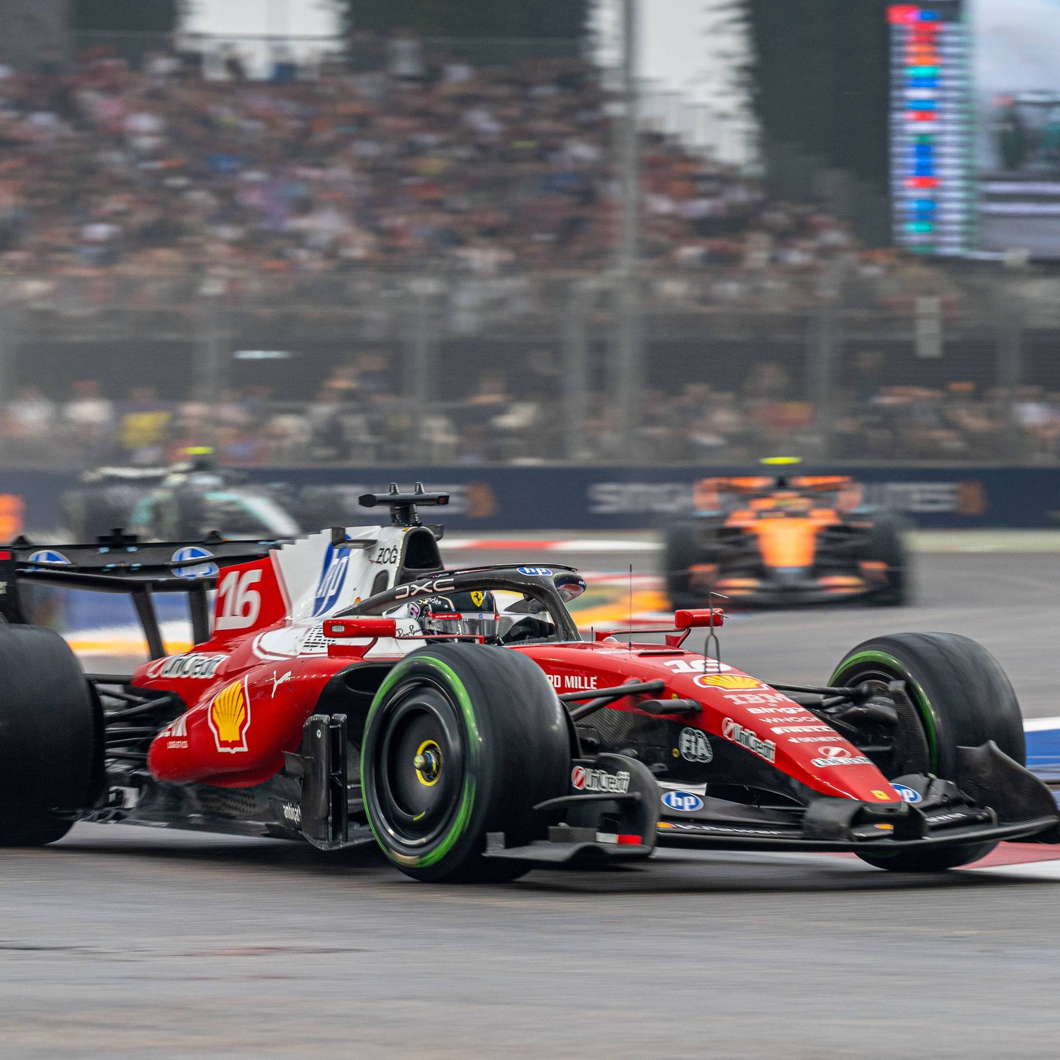 Charles Leclerc in seinem Ferrari beim Singapore Grand Prix.