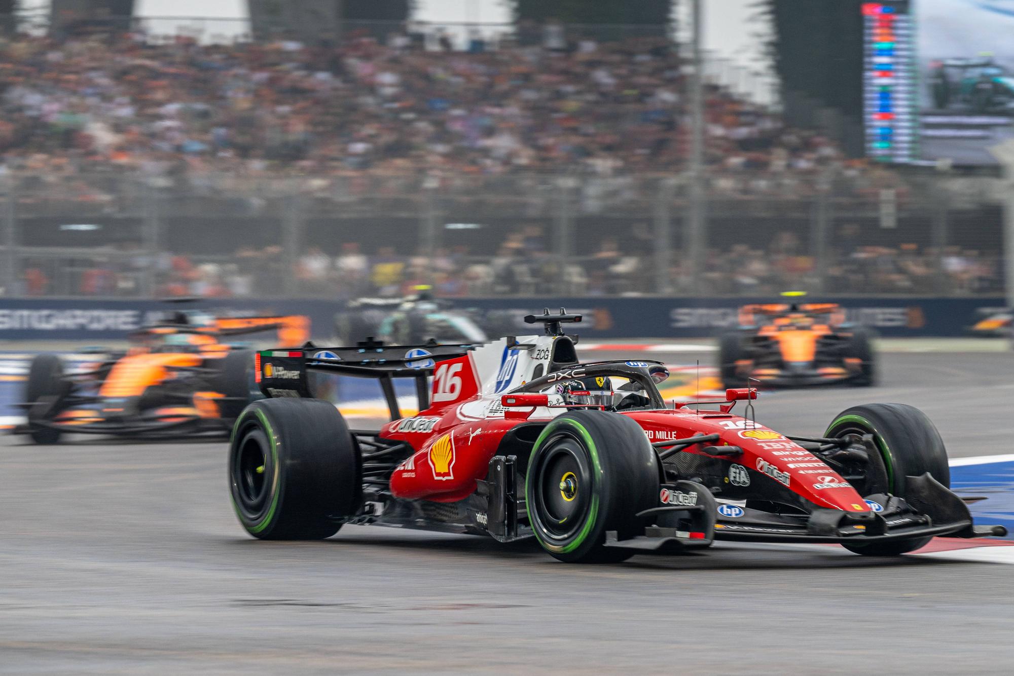 Charles Leclerc in seinem Ferrari beim Singapore Grand Prix.