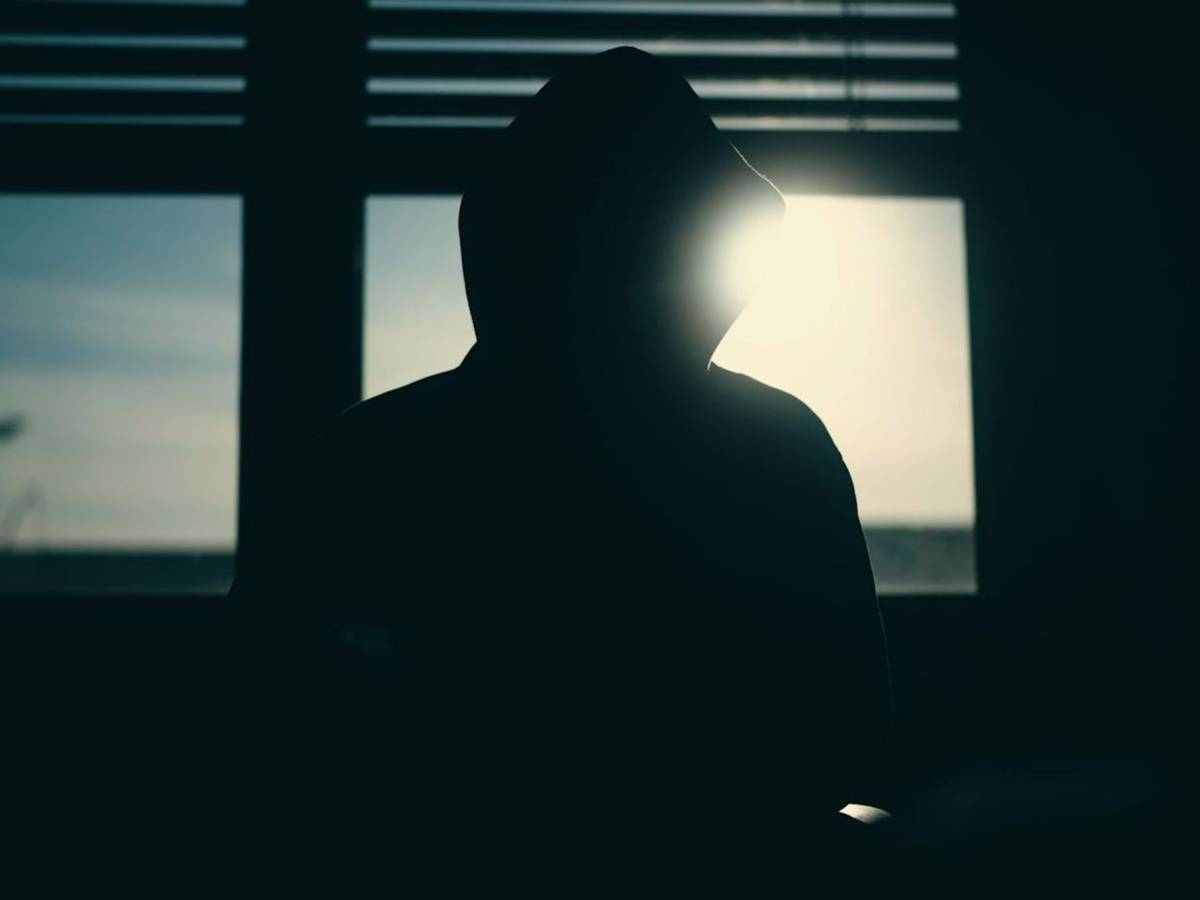 Ein anonymer „Insider“ behauptet im ZDF, rund 400.000 Menschen weltweit würden in seinem Auftrag Fake-Bewertunge abgeben. (Bild: ZDF)