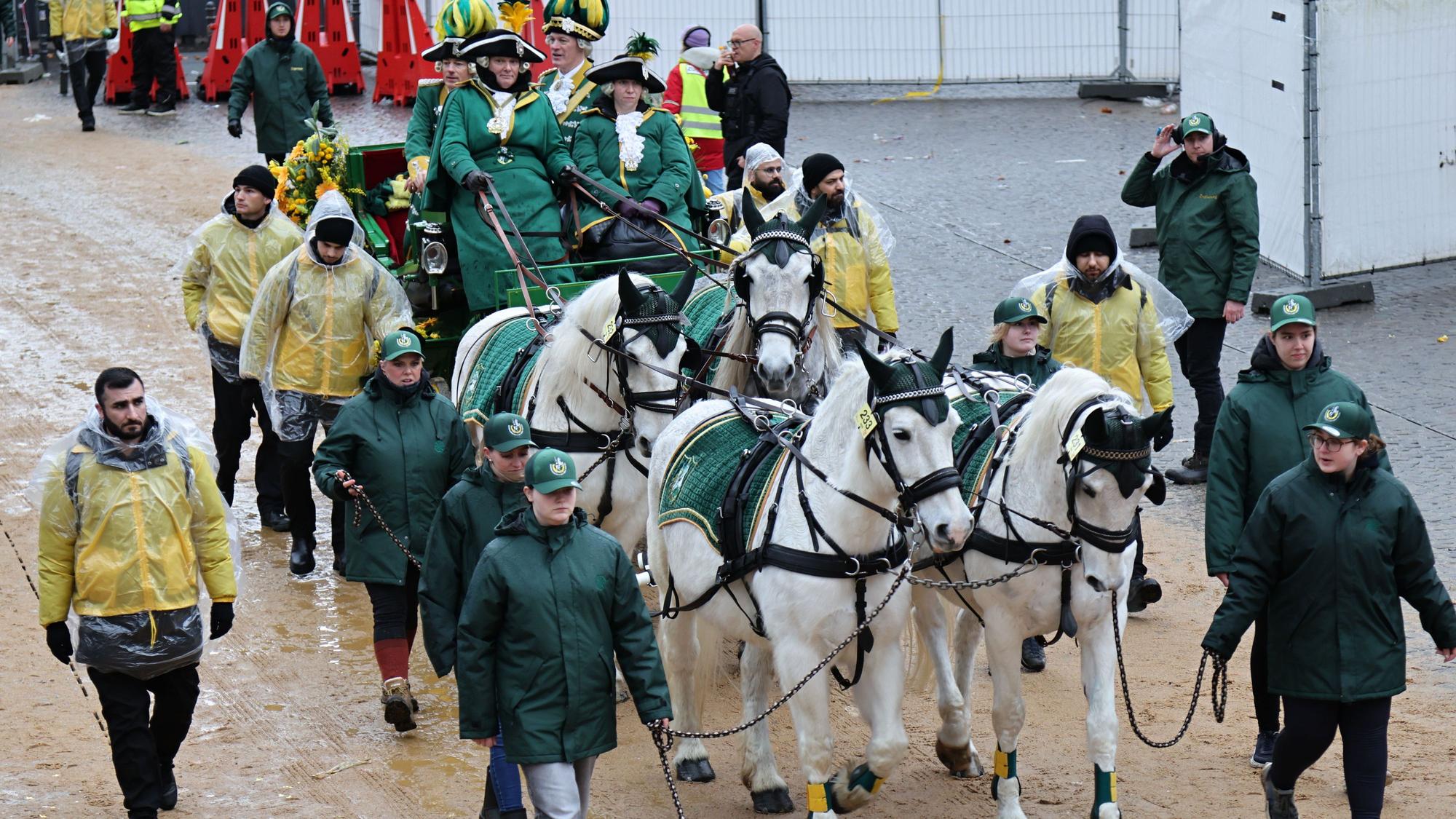 Pferde ziehen eine Kutsche beim Rosenmontagszug.