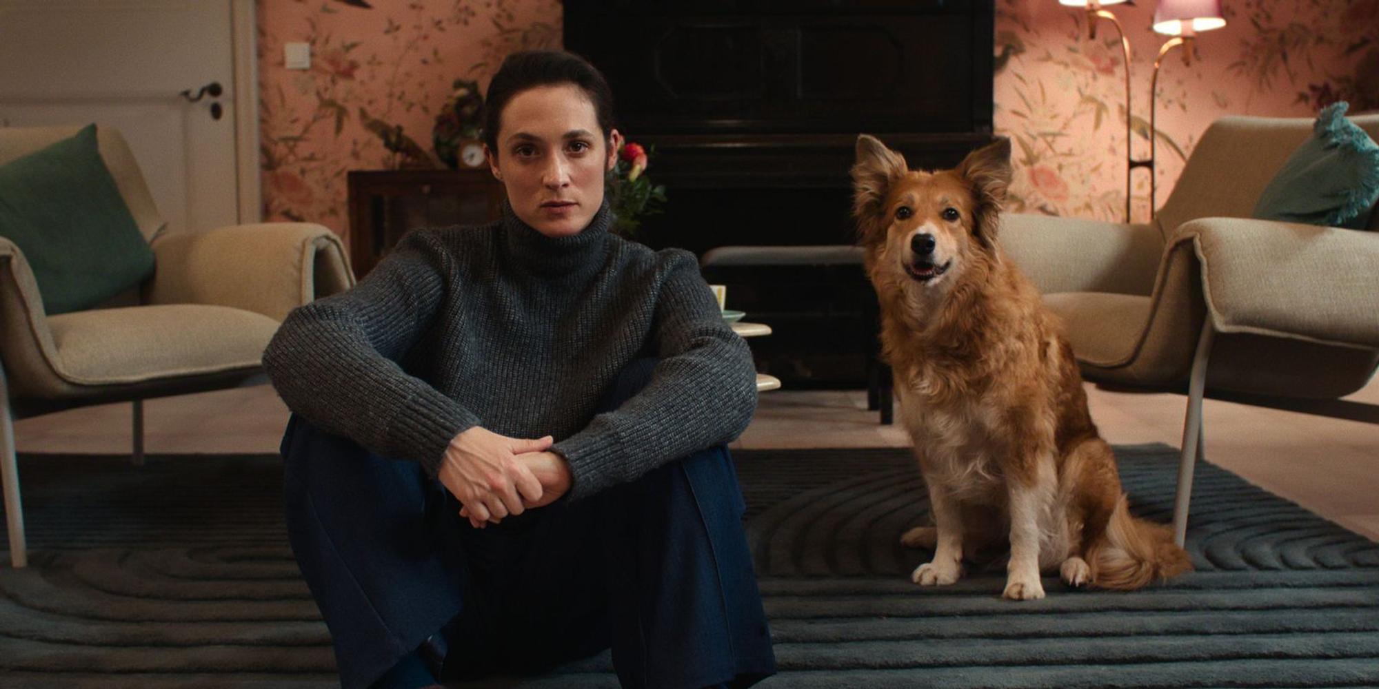 Lisas (Friederike Becht) Hund ist ihr treuer Freund und Mitbewohner in der riesigen, viel zu großen Villa abseits des Trubels der Stadt. (Bild: Netflix)