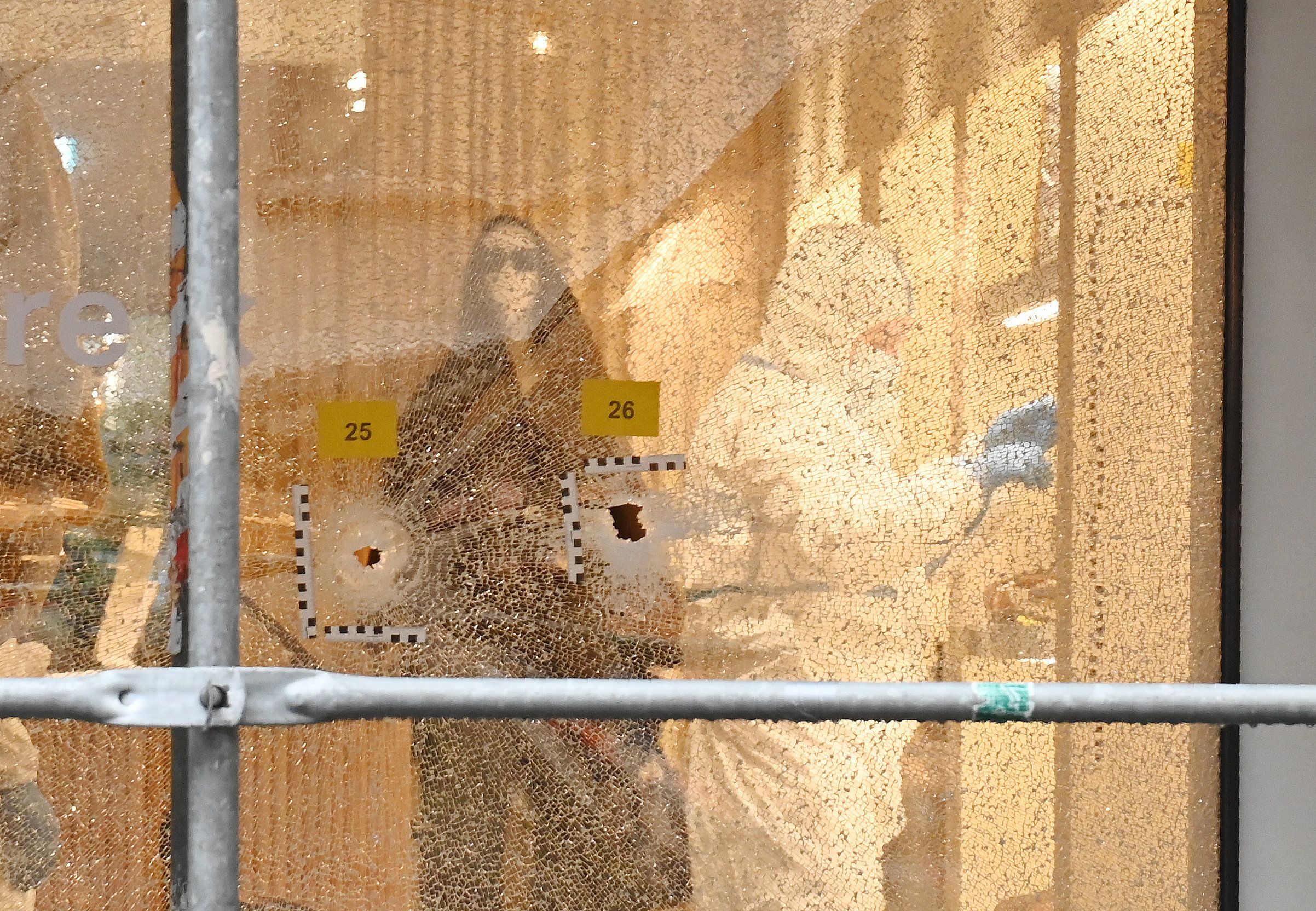 In der Schaufensterscheibe des Geschäfts auf der Mittelstraße klaffen Einschusslöcher.