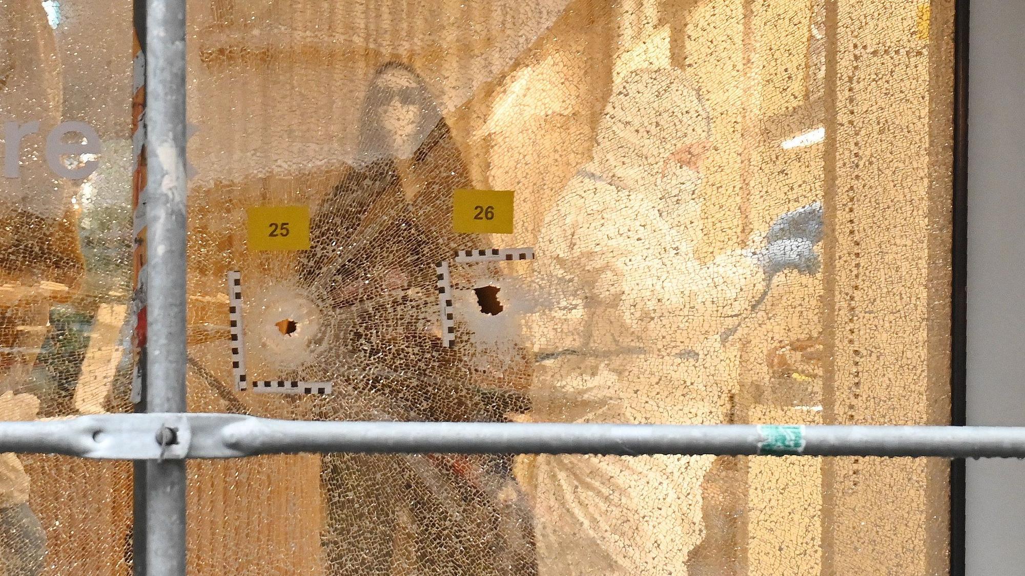 In der Schaufensterscheibe des Geschäfts auf der Mittelstraße klaffen Einschusslöcher.