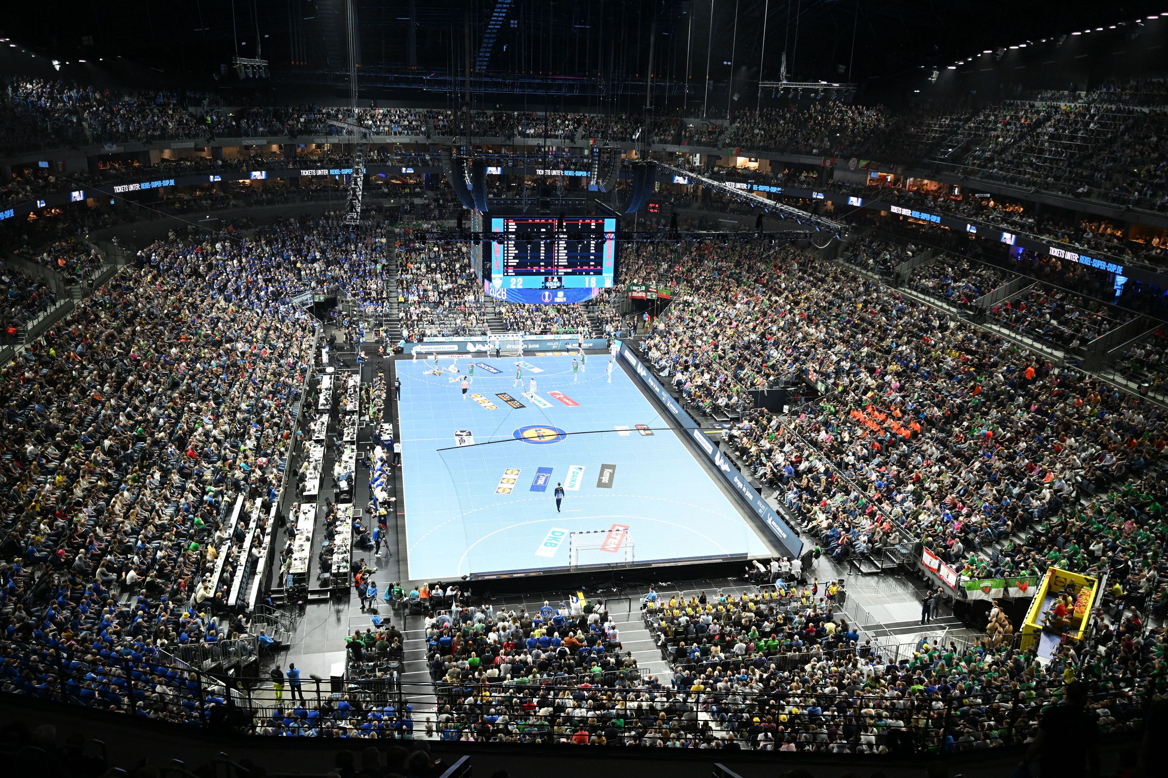 Das Final Four des DHB-Pokals fand im April 2026 in der Lanxess-Arena bereits auf dem Glasboden statt.