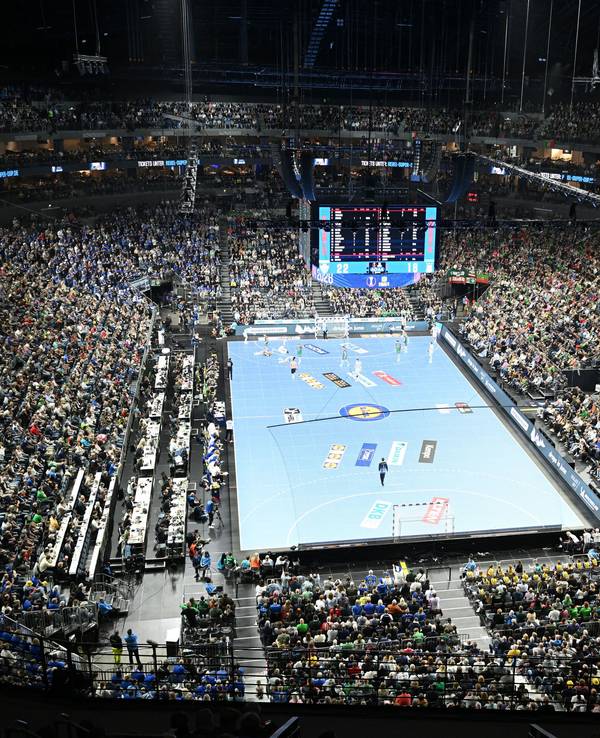 Das Final Four des DHB-Pokals fand im April 2026 in der Lanxess-Arena bereits auf dem Glasboden statt.