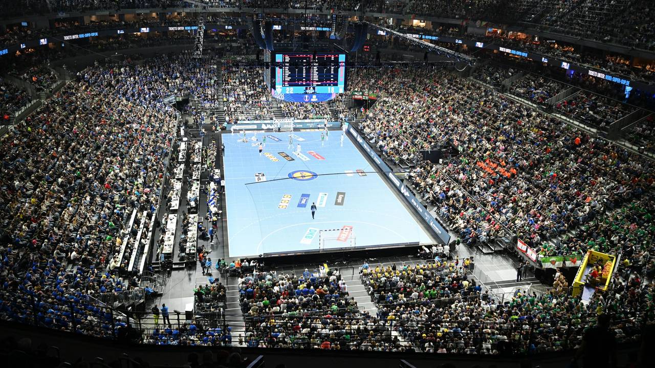 Das Final Four des DHB-Pokals fand im April 2026 in der Lanxess-Arena bereits auf dem Glasboden statt.