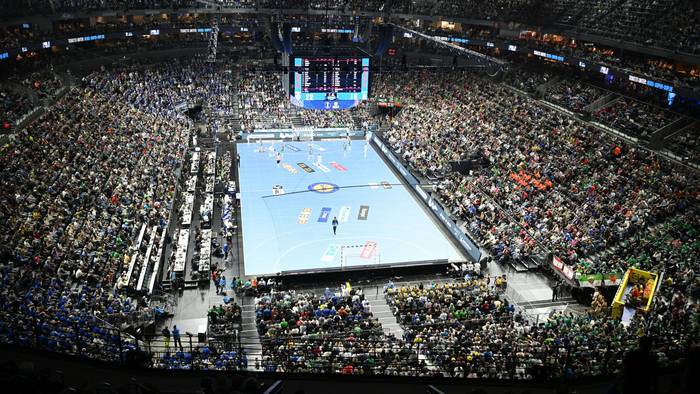 Das Final Four des DHB-Pokals fand im April 2026 in der Lanxess-Arena bereits auf dem Glasboden statt.
