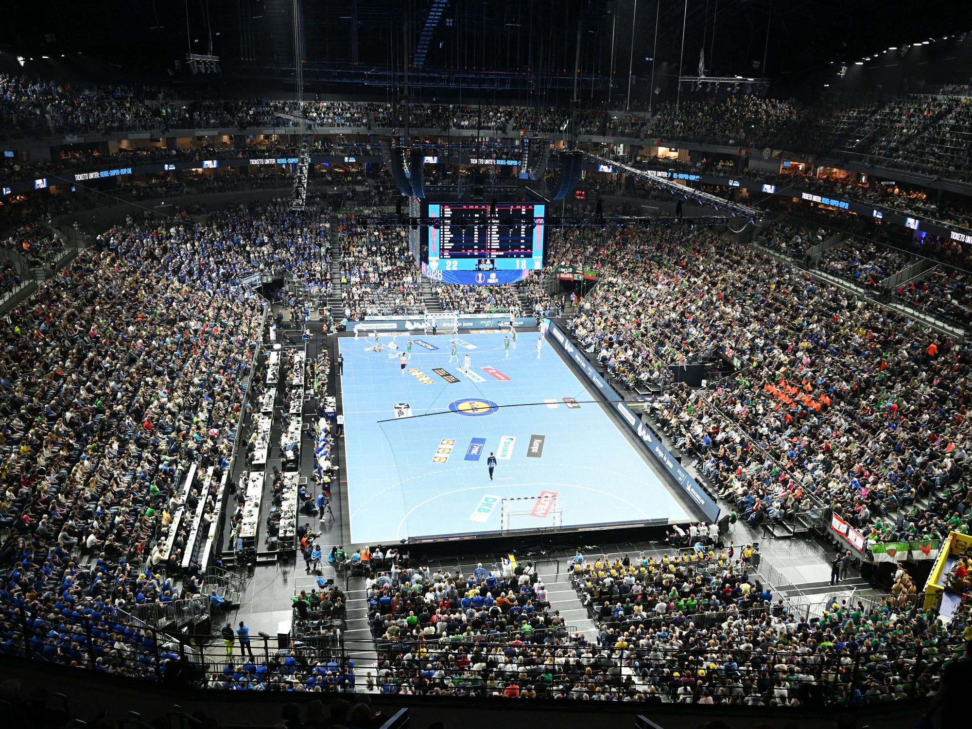 Das Final Four des DHB-Pokals fand im April 2026 in der Lanxess-Arena bereits auf dem Glasboden statt.