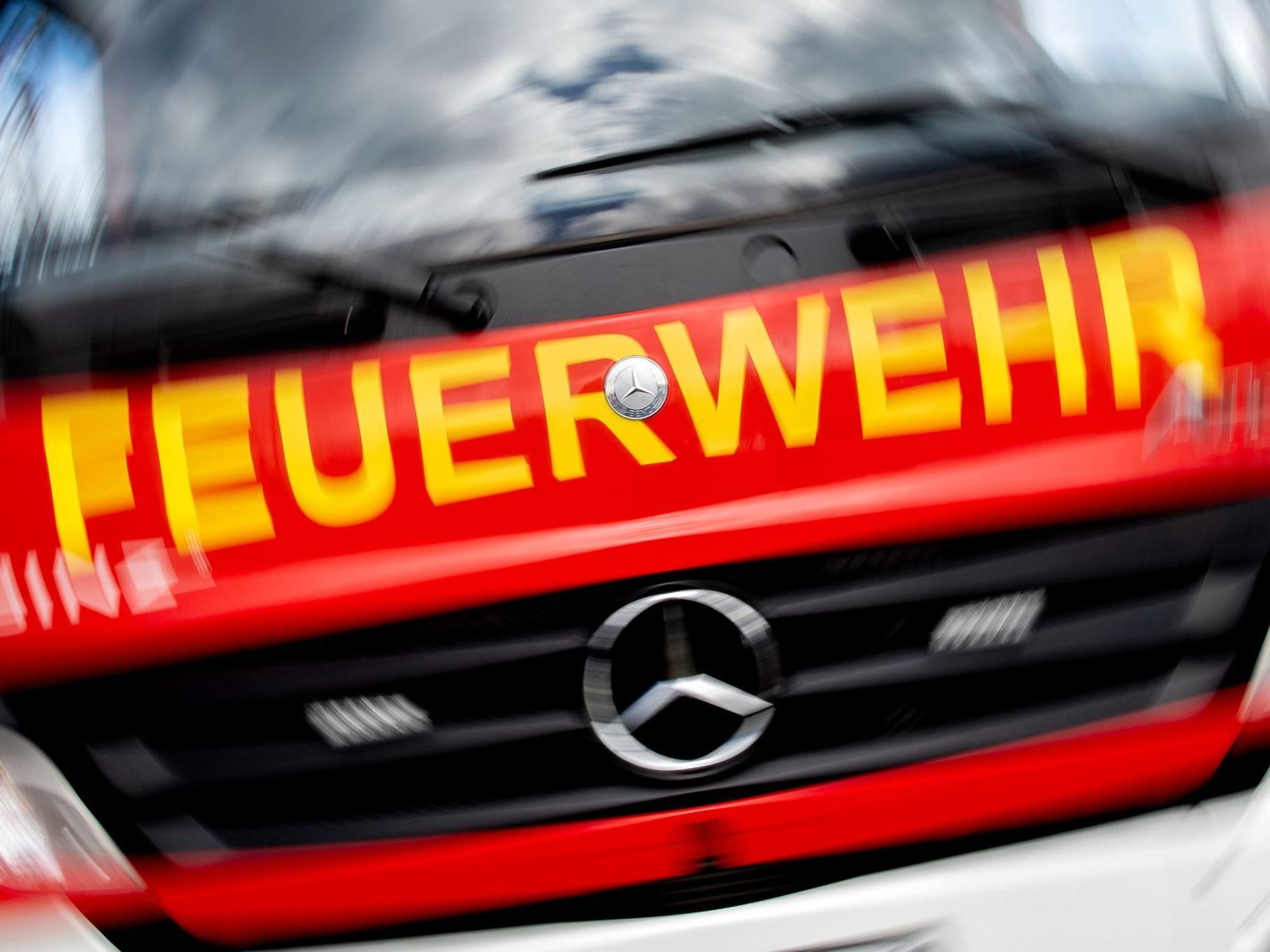 Ein Dachstuhl in Köln-Mülheim steht in Flammen.