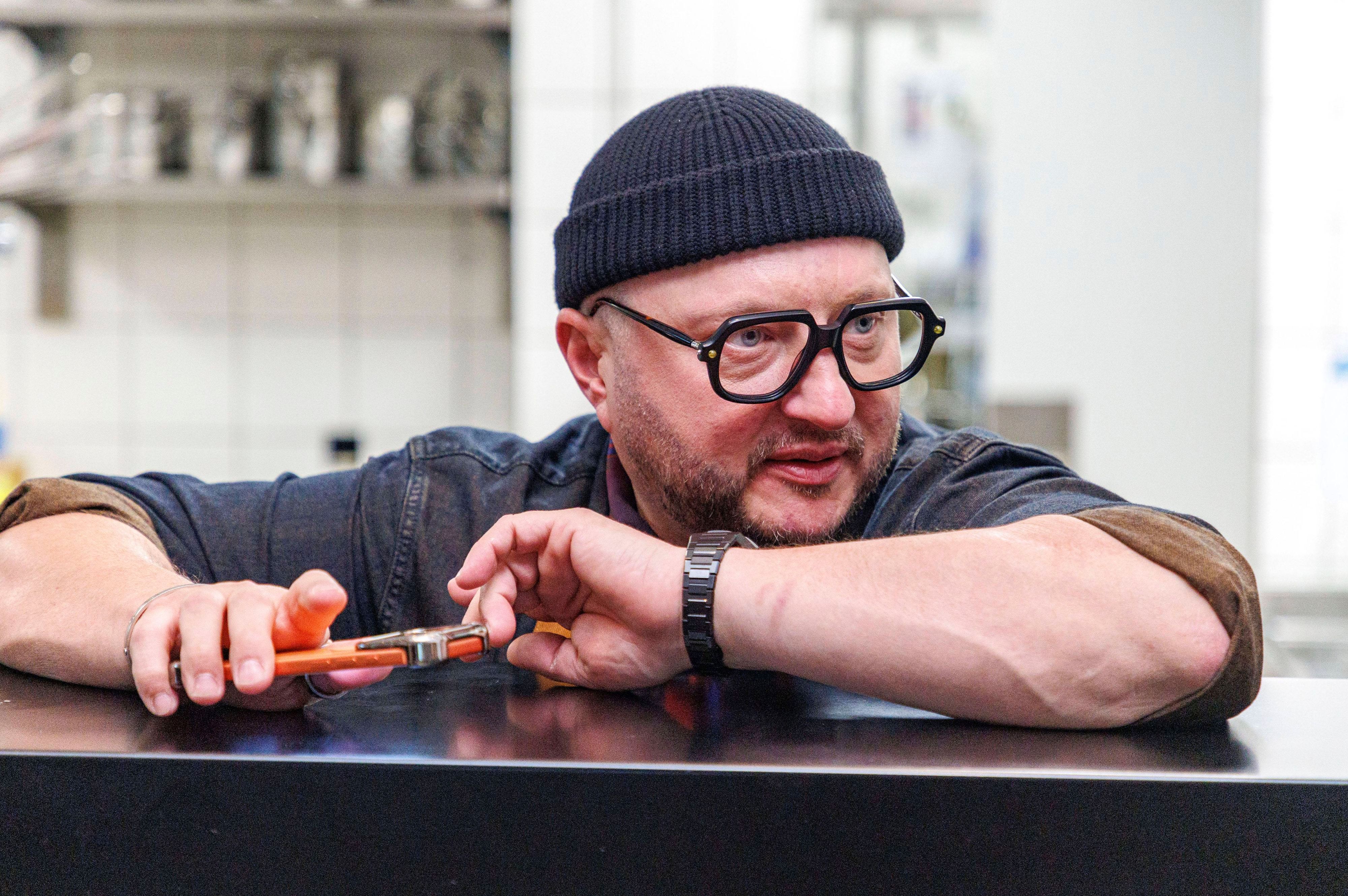 Sebastian Lege beim Zubereiten eines cremigen One-Pan-Chicken im Paris Club Restaurant im 25hours Hotel Das Tour.