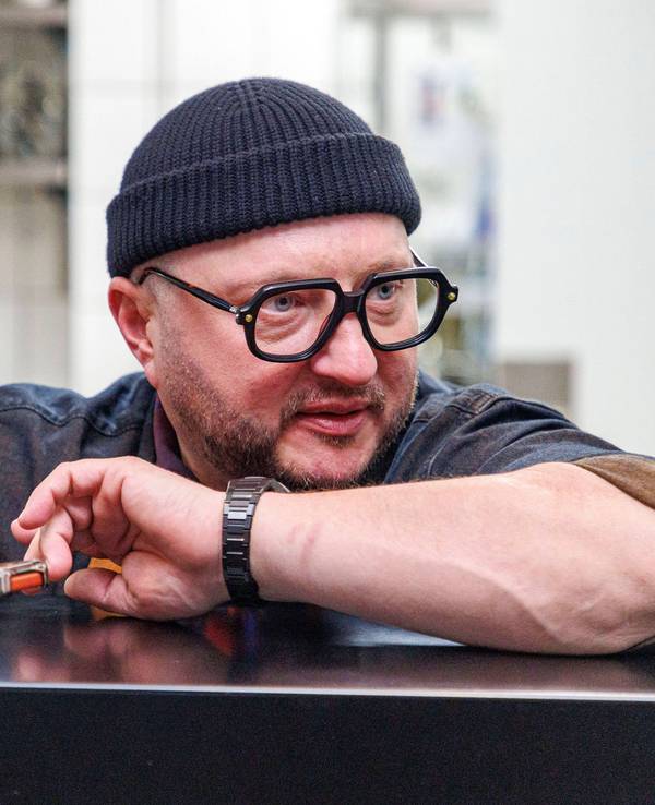 Sebastian Lege beim Zubereiten eines cremigen One-Pan-Chicken im Paris Club Restaurant im 25hours Hotel Das Tour.
