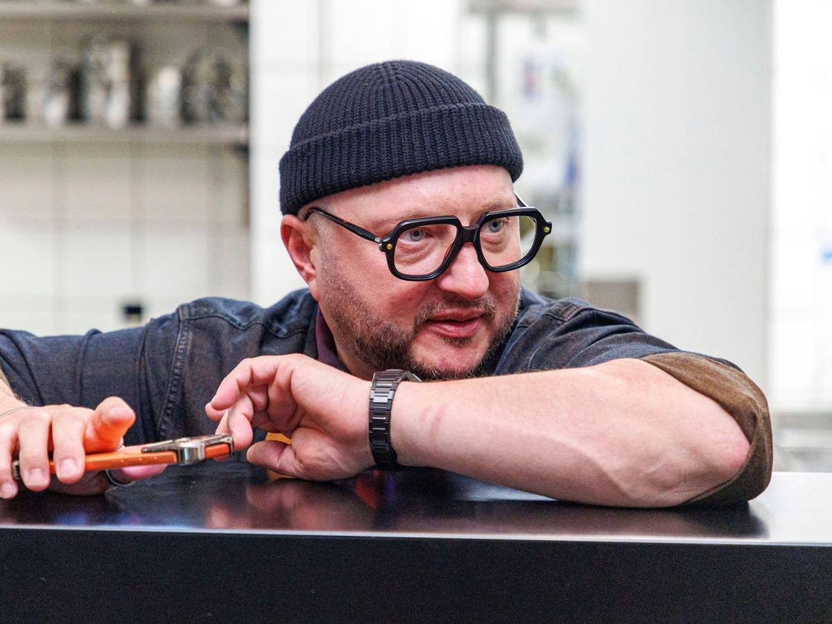 Sebastian Lege beim Zubereiten eines cremigen One-Pan-Chicken im Paris Club Restaurant im 25hours Hotel Das Tour.