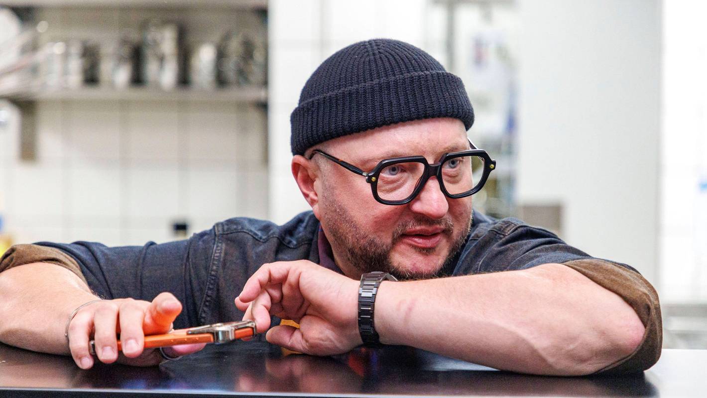 Sebastian Lege beim Zubereiten eines cremigen One-Pan-Chicken im Paris Club Restaurant im 25hours Hotel Das Tour.