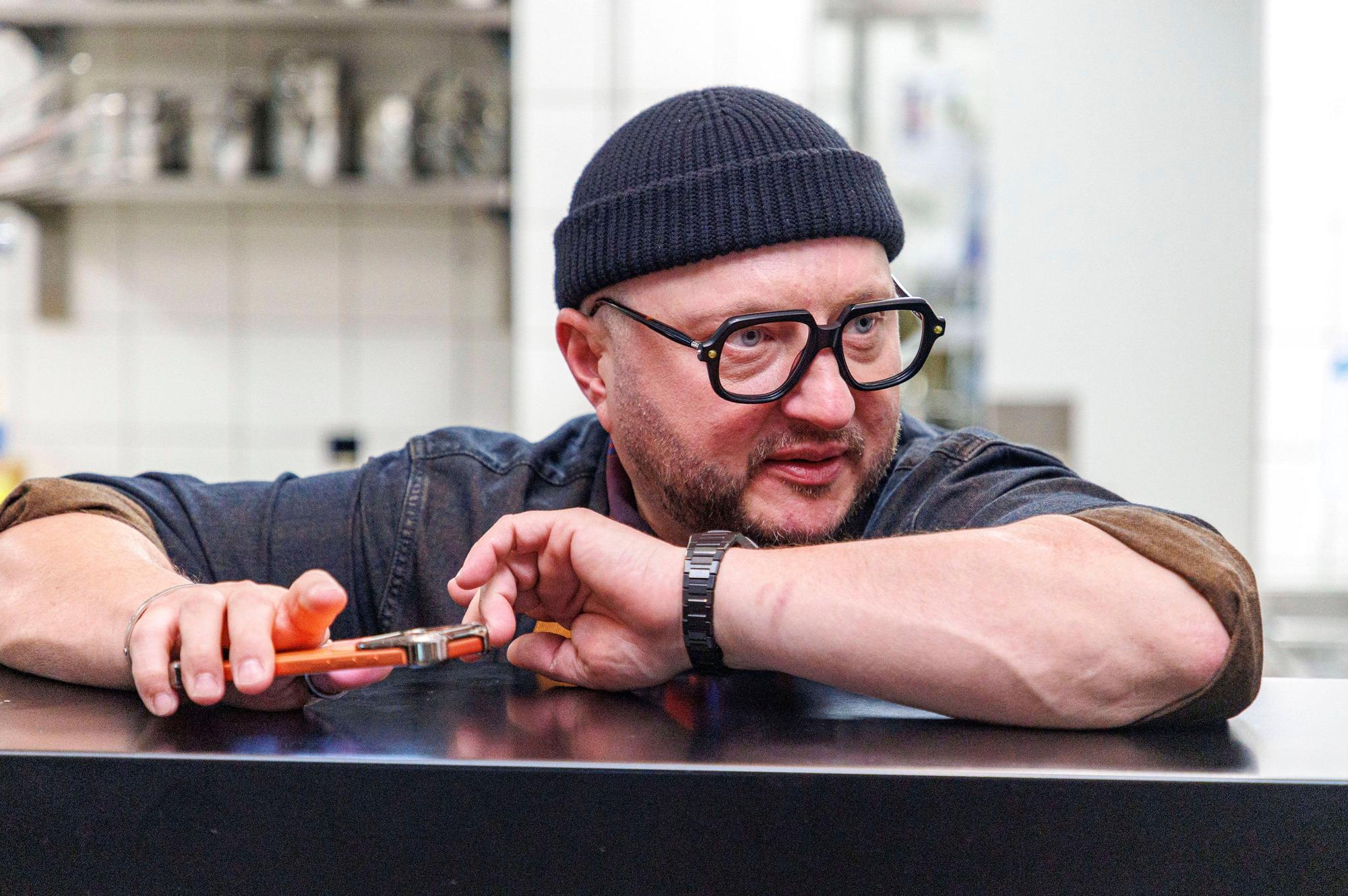 Sebastian Lege beim Zubereiten eines cremigen One-Pan-Chicken im Paris Club Restaurant im 25hours Hotel Das Tour.