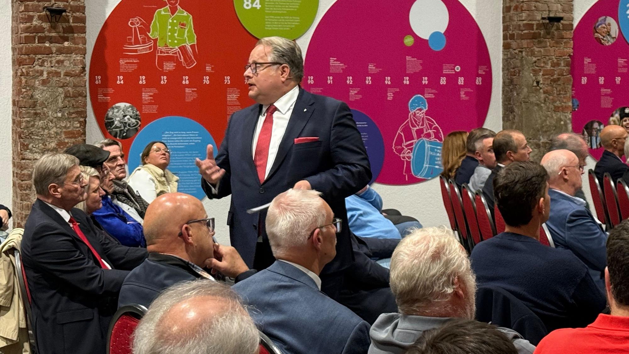 Lutz Schade bei der Jahreshauptversammlung des Festkomitees.