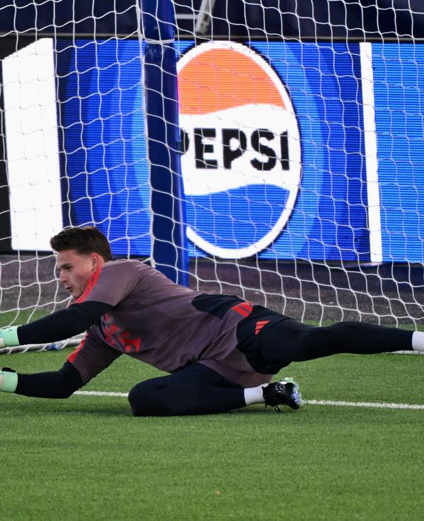 Jonas Urbig hält einen Ball im Training.