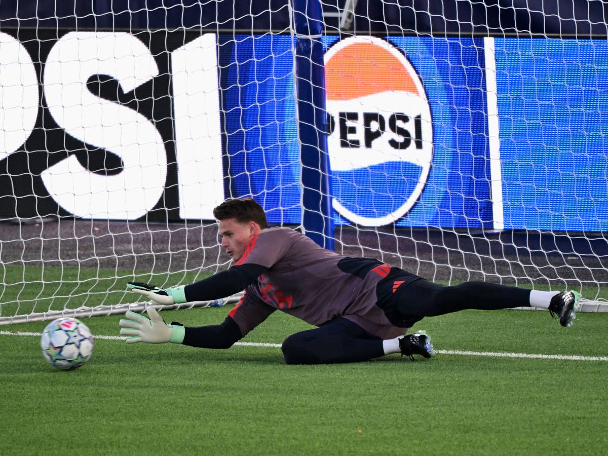 Jonas Urbig hält einen Ball im Training.