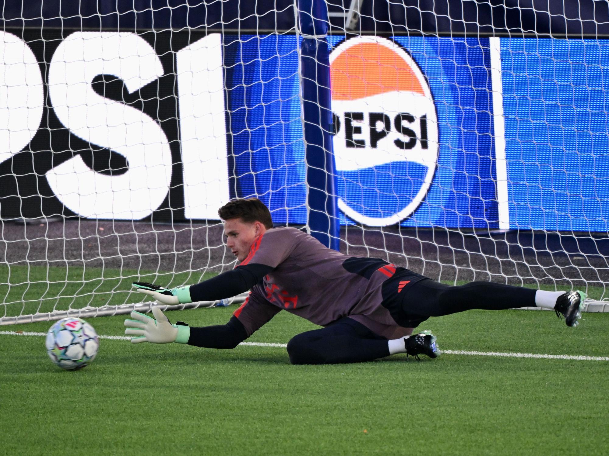 Jonas Urbig hält einen Ball im Training.