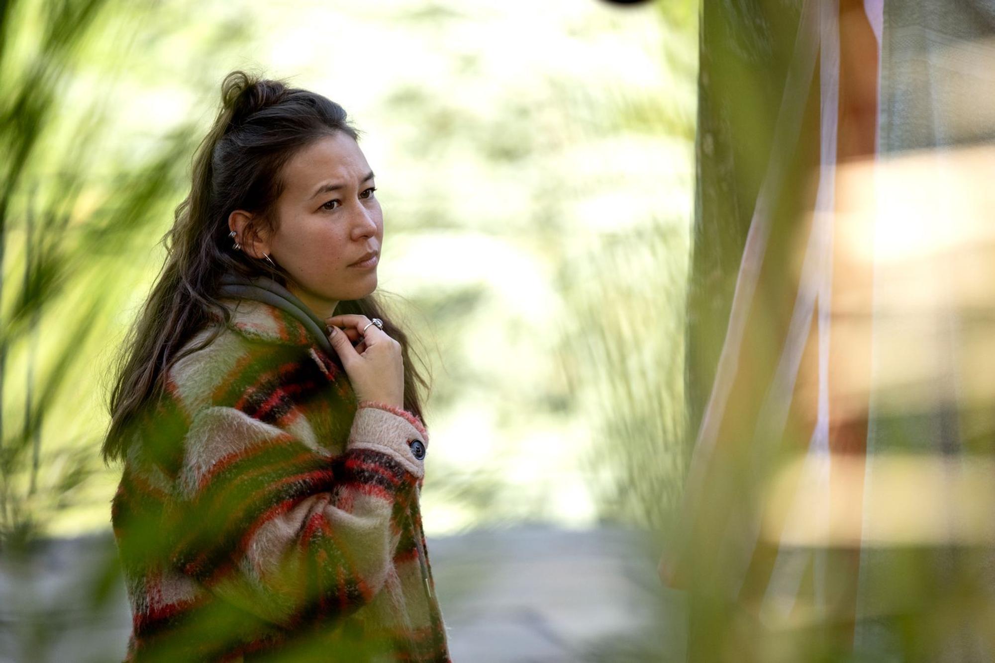 Ihre Assistentin Yuma (Malaya Stern Takeda) ist für Lisa die wichtigste Verbindung zur Außenwelt. (Bild: Netflix)