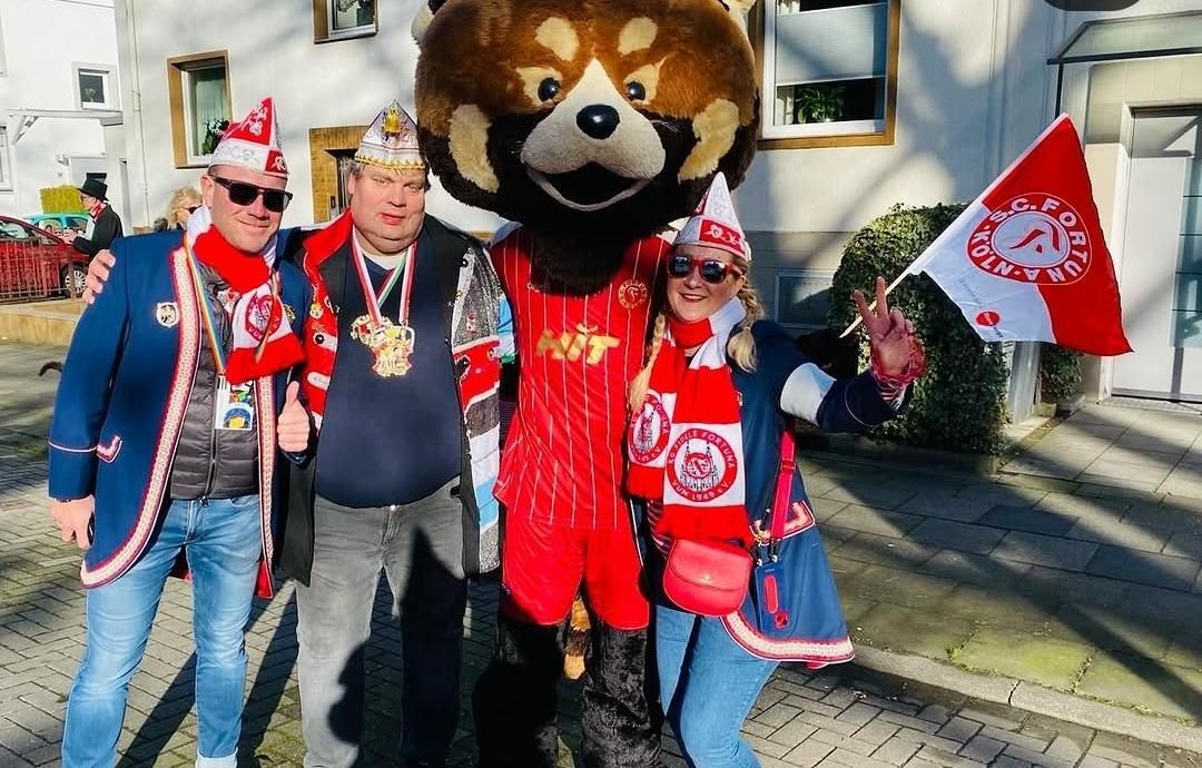 Michael Siegenbruck (2.v.l.), Vorsitzender der Freunde des Zollstocker Dienstagszuges, mit Teilnehmern des Vereins „Fidele Fortuna“. 2027 findet der Zollstocker Karnevalszug nicht statt.