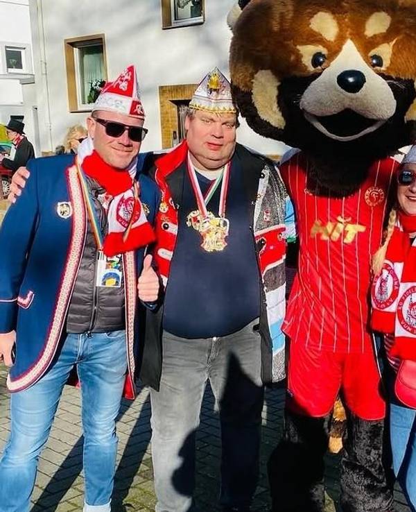 Michael Siegenbruck (2.v.l.), Vorsitzender der Freunde des Zollstocker Dienstagszuges, mit Teilnehmern des Vereins „Fidele Fortuna“. 2027 findet der Zollstocker Karnevalszug nicht statt.