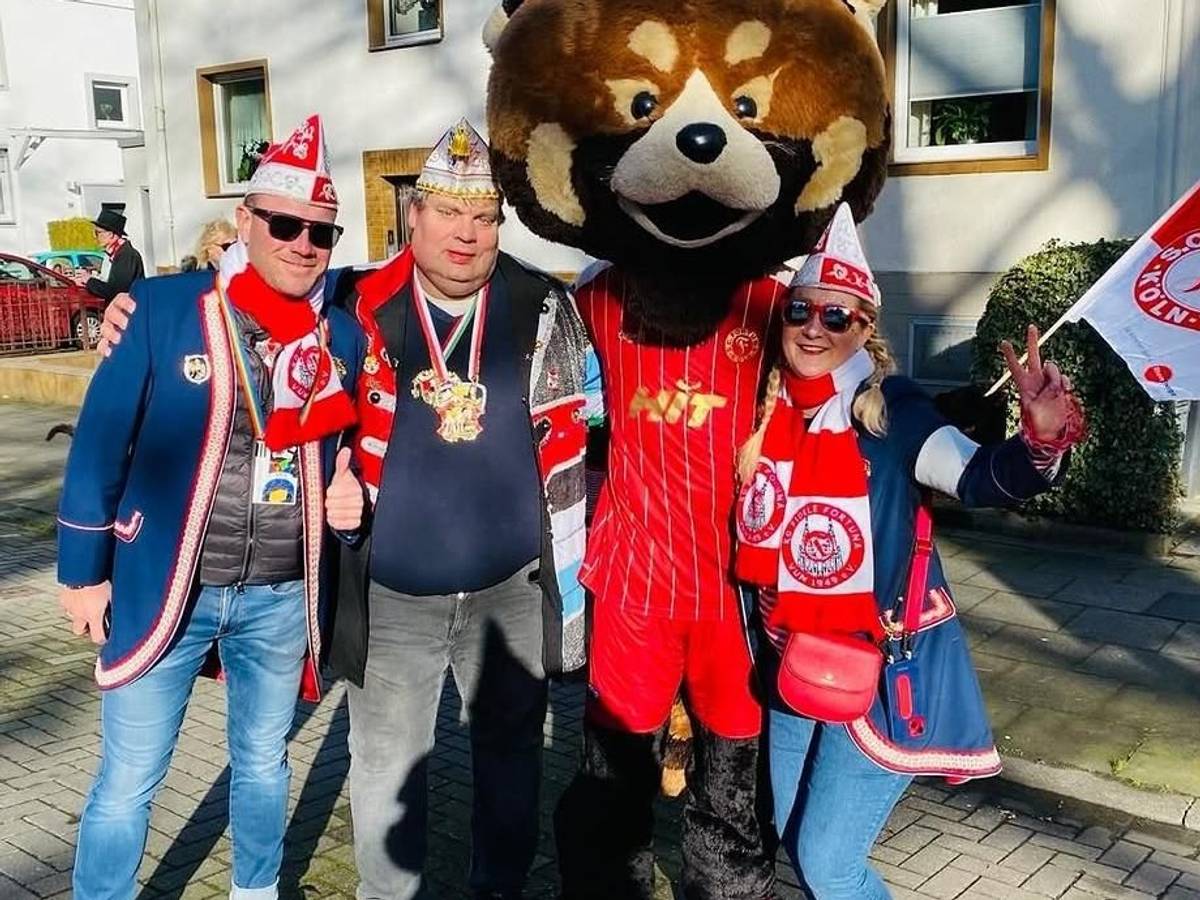 Michael Siegenbruck (2.v.l.), Vorsitzender der Freunde des Zollstocker Dienstagszuges, mit Teilnehmern des Vereins „Fidele Fortuna“. 2027 findet der Zollstocker Karnevalszug nicht statt.