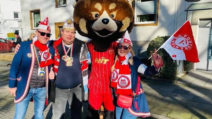 Michael Siegenbruck (2.v.l.), Vorsitzender der Freunde des Zollstocker Dienstagszuges, mit Teilnehmern des Vereins „Fidele Fortuna“. 2027 findet der Zollstocker Karnevalszug nicht statt.