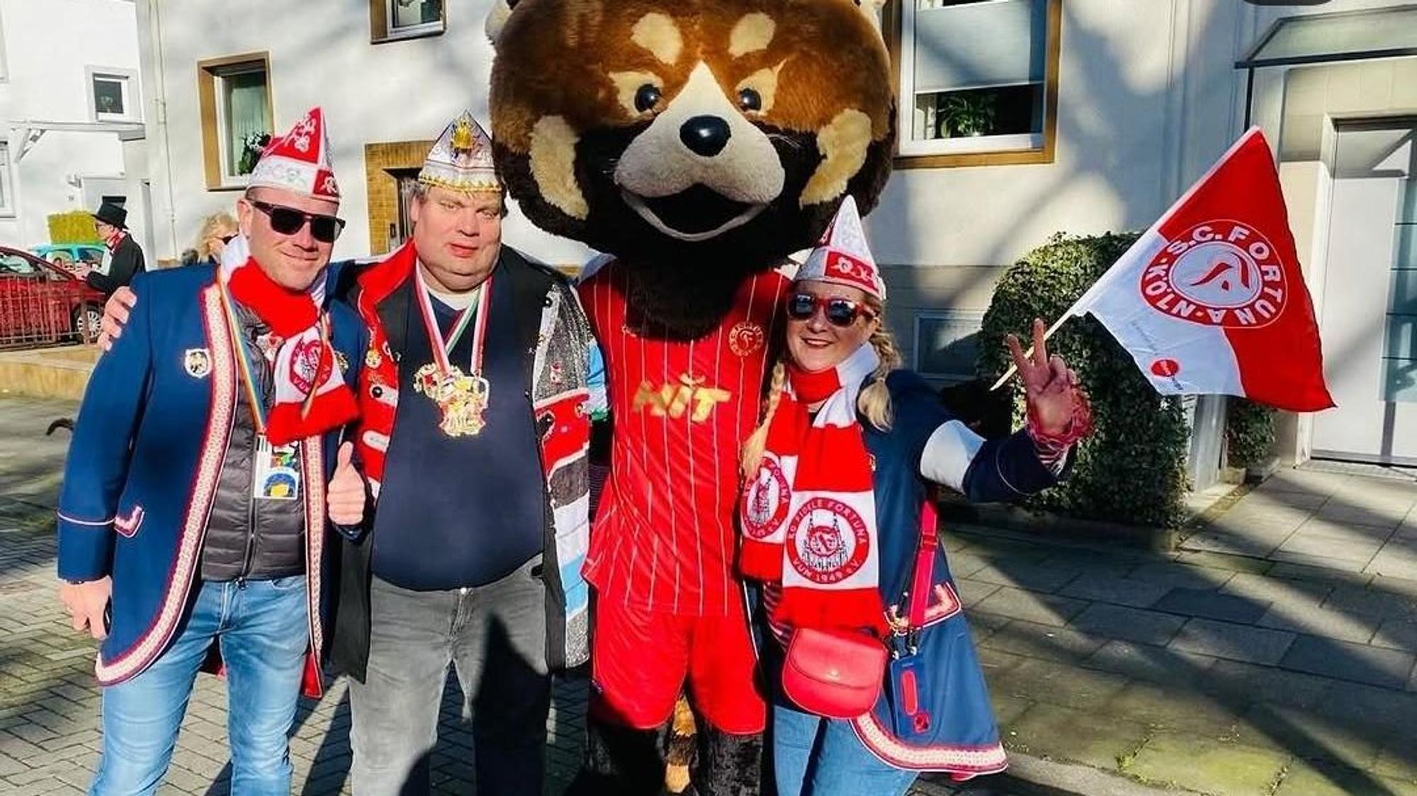 Michael Siegenbruck (2.v.l.), Vorsitzender der Freunde des Zollstocker Dienstagszuges, mit Teilnehmern des Vereins „Fidele Fortuna“. 2027 findet der Zollstocker Karnevalszug nicht statt.