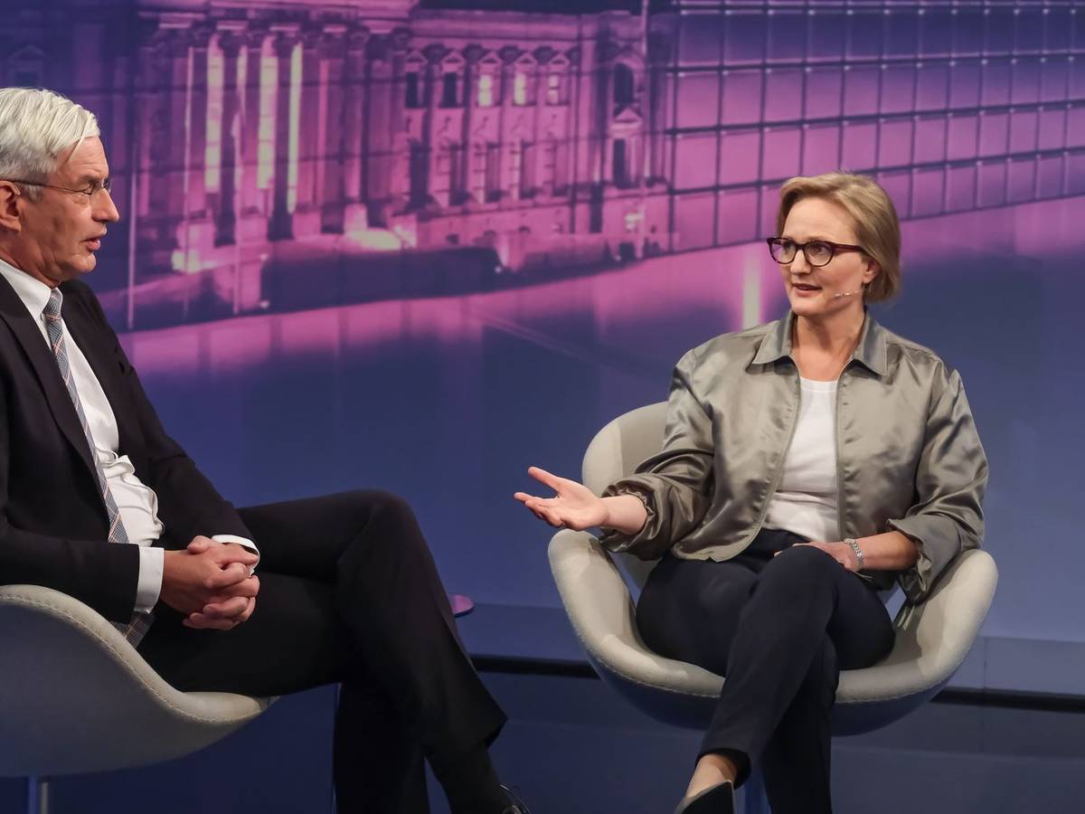Mathias Middelberg und Franziska Brantner bewerten die Situation um Ex-Arbeitsministerin Bas unterschiedlich. (Bild: WDR/Oliver Ziebe)