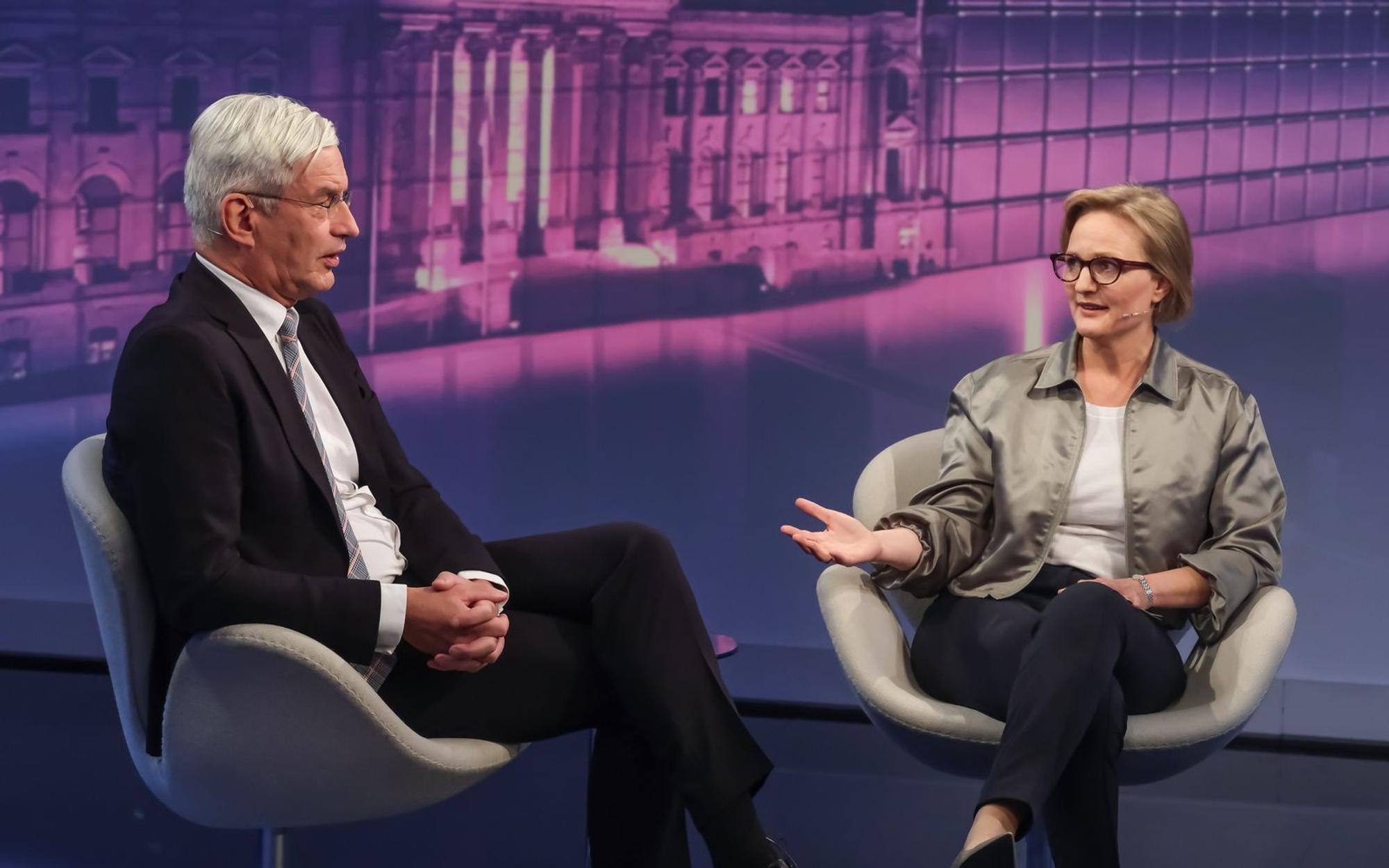 Mathias Middelberg und Franziska Brantner bewerten die Situation um Ex-Arbeitsministerin Bas unterschiedlich. (Bild: WDR/Oliver Ziebe)