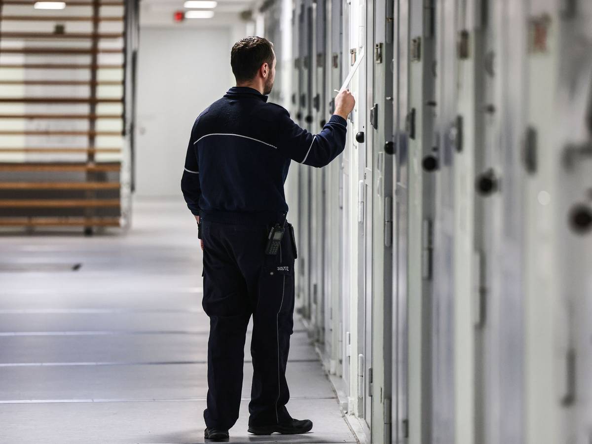 Justizangestellter kontrolliert Zellen