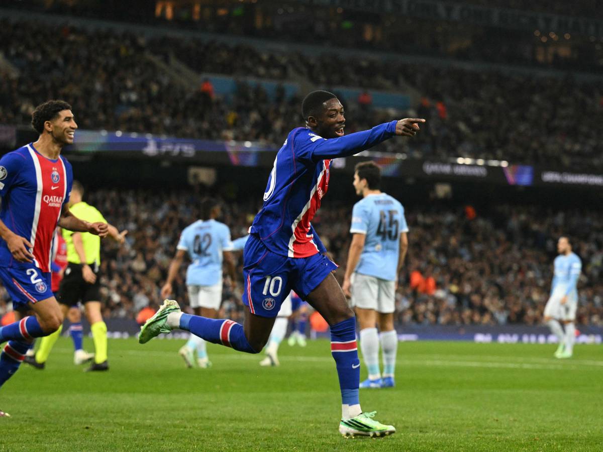 Ousmane Dembélé jubelt mit ausgestrecktem Arm, Achraf Hakimi läuft ihm hinterher.