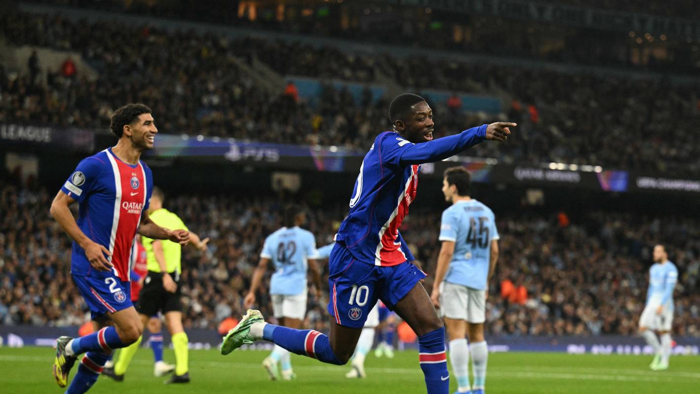 Ousmane Dembélé jubelt mit ausgestrecktem Arm, Achraf Hakimi läuft ihm hinterher.