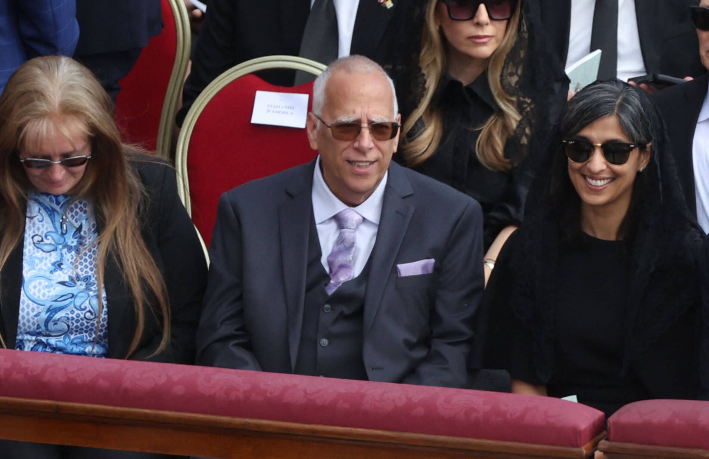 Louis Prevost, eingerahmt von seiner Frau Deborah und Usha Vance, der Ehefrau von US-Vize JD Vance (r.), bei der Amtseinführung von Papst Leo XIV. im Mai 2025.