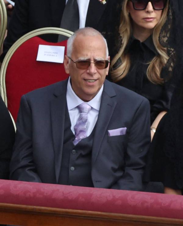 Louis Prevost, eingerahmt von seiner Frau Deborah und Usha Vance, der Ehefrau von US-Vize JD Vance, bei der Amtseinführung von Papst Leo XIV. im Mai 2025.