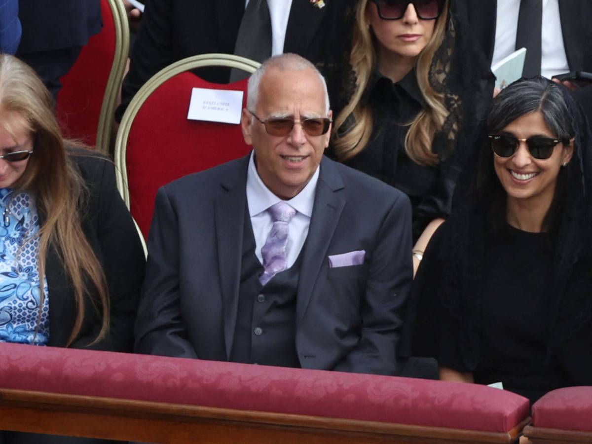 Louis Prevost, eingerahmt von seiner Frau Deborah und Usha Vance, der Ehefrau von US-Vize JD Vance, bei der Amtseinführung von Papst Leo XIV. im Mai 2025.