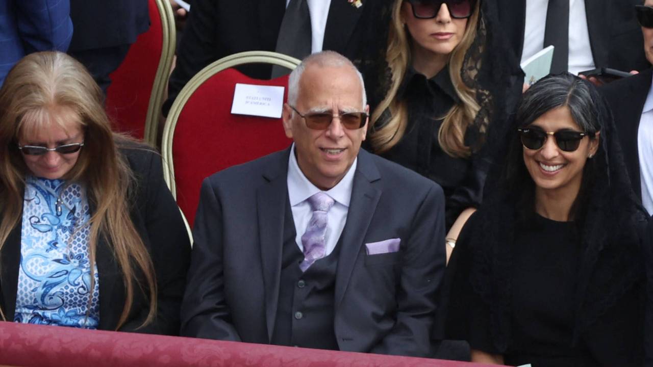 Louis Prevost, eingerahmt von seiner Frau Deborah und Usha Vance, der Ehefrau von US-Vize JD Vance, bei der Amtseinführung von Papst Leo XIV. im Mai 2025.