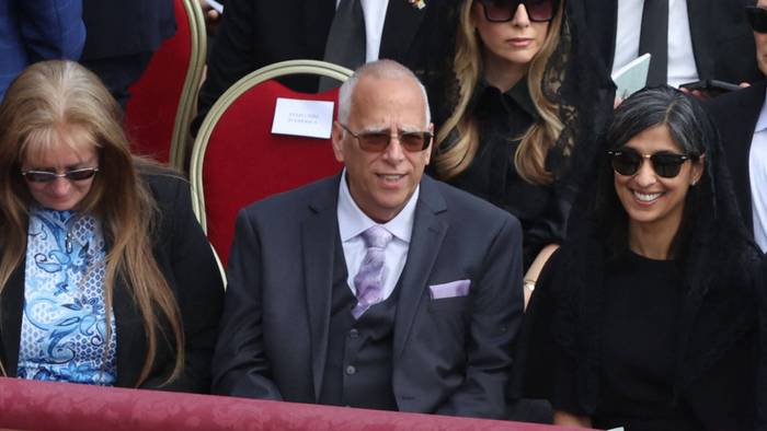 Louis Prevost, eingerahmt von seiner Frau Deborah und Usha Vance, der Ehefrau von US-Vize JD Vance, bei der Amtseinführung von Papst Leo XIV. im Mai 2025.