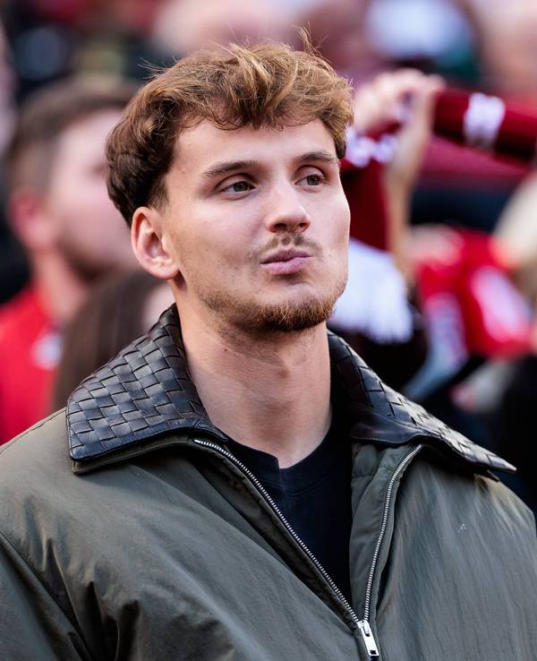 Rav van den Berg verfolgt das Derby von der Tribüne aus.