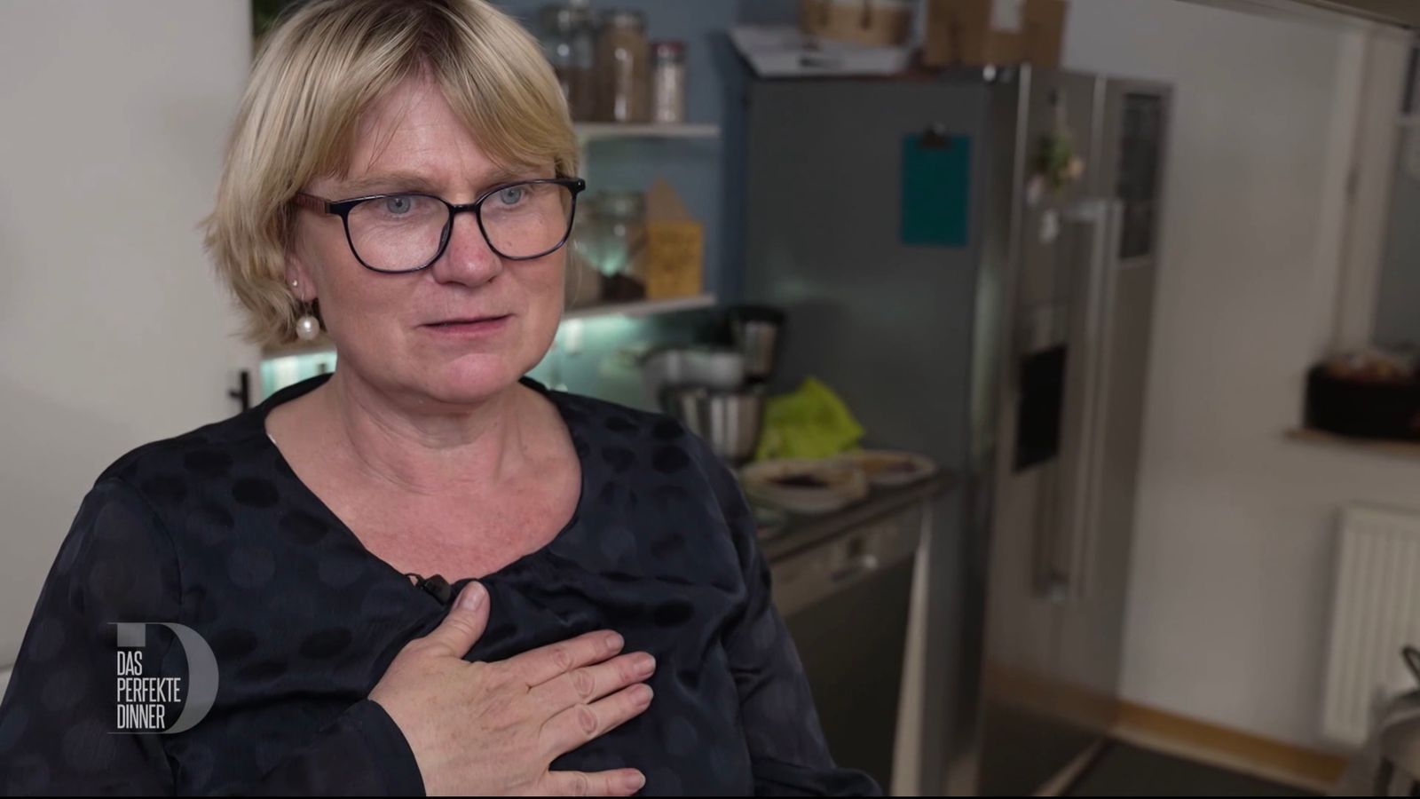 Hand aufs Herz: Sarah (54) ist an ihrem Dinnerabend superaufgeregt. (Bild: RTL)
