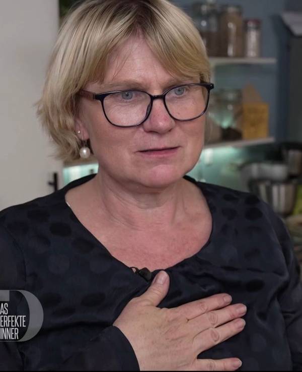 Hand aufs Herz: Sarah (54) ist an ihrem Dinnerabend superaufgeregt. (Bild: RTL)