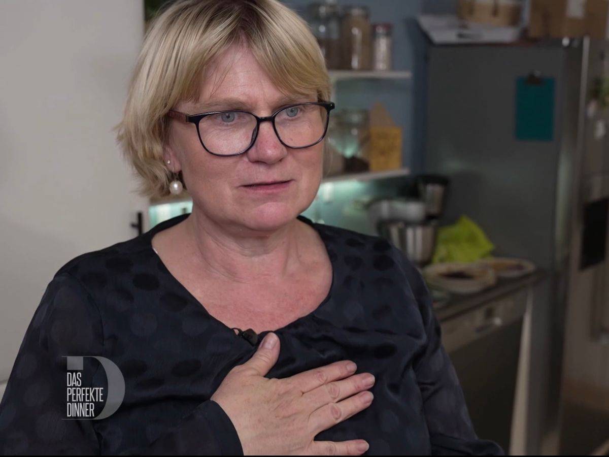 Hand aufs Herz: Sarah (54) ist an ihrem Dinnerabend superaufgeregt. (Bild: RTL)