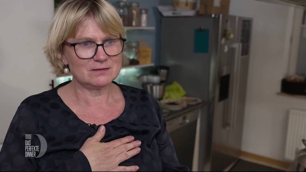 Hand aufs Herz: Sarah (54) ist an ihrem Dinnerabend superaufgeregt. (Bild: RTL)